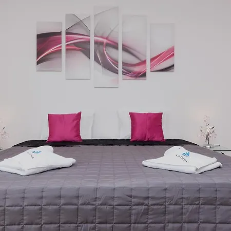 شقة Riverside With Balcony By Renters