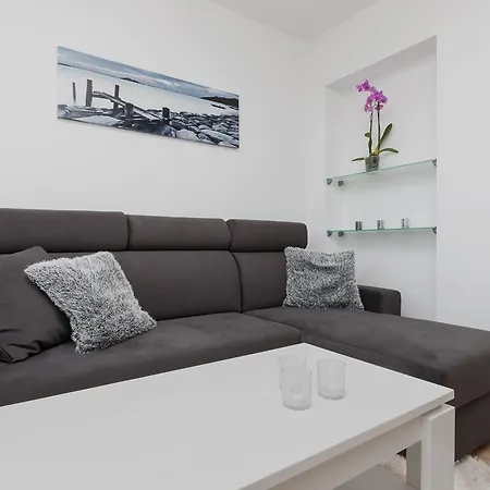 Riverside Apartment With Balcony By Noclegi Renters Apartment
