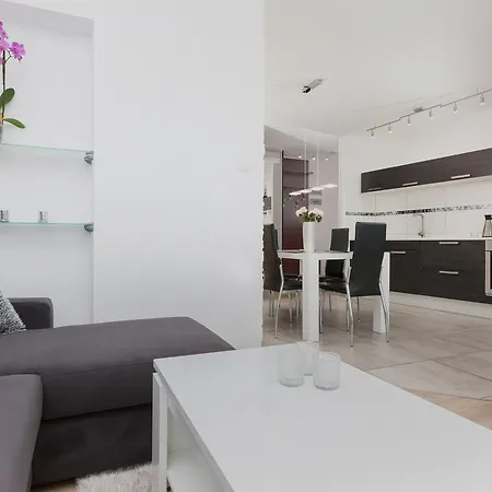 شقة Riverside With Balcony By Renters *