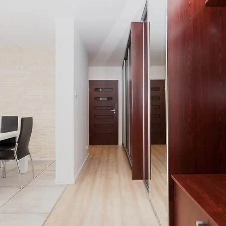 Riverside With Balcony By Renters سفينويتشي