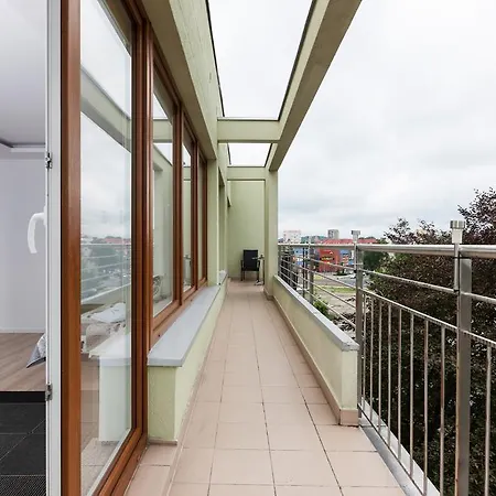 Riverside With Balcony By Renters شقة سفينويتشي