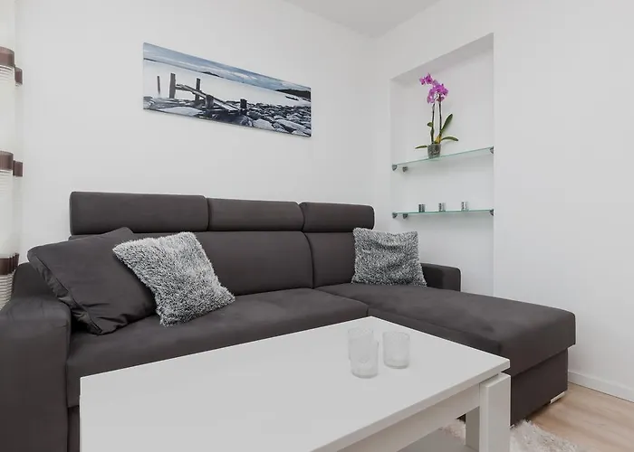 Riverside With Balcony By Renters Apartman